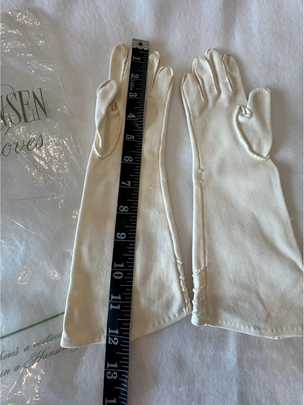 Vintage Ladies Gloves Set of 2 in Creamy Ivory size 6